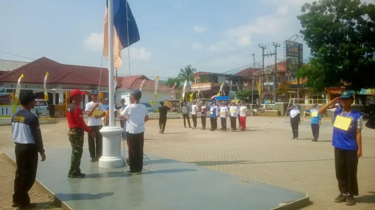 Babinsa Koramil 0505/Tankungsiang Latih Paskibra Kecamatan Cisalak Hadapi HUT RI