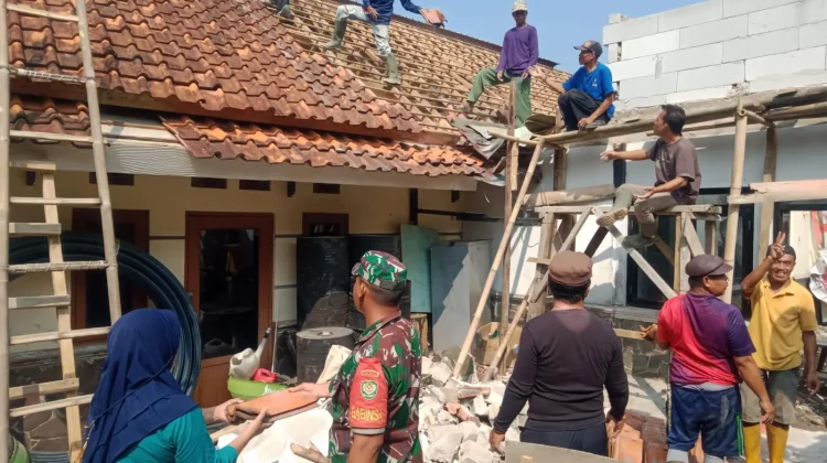 Karya Bakti di Sagalaherang, Babinsa dan Warga Bahu Membahu Bantu Sesama