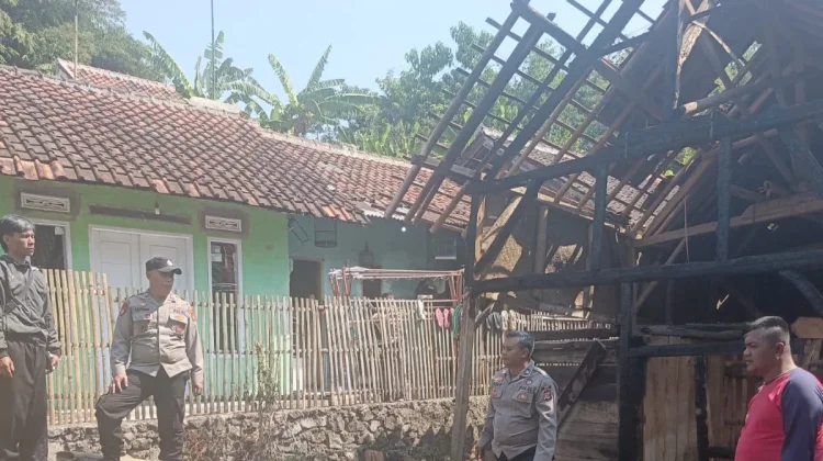 Diduga Arus Pendek Listrik, Tiga Rumah Warga di Sukaresmi Garut Ludes Terbakar