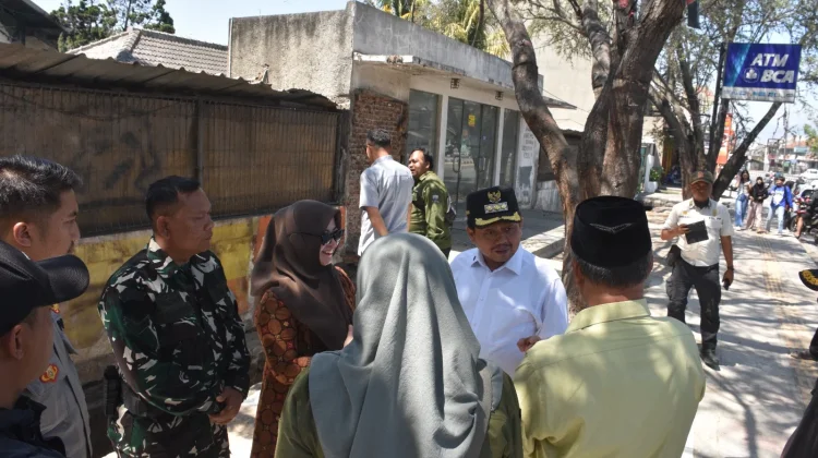 Satpol PP Sumedang Tertibkan Belasan Bangunan Liar di Jatinangor