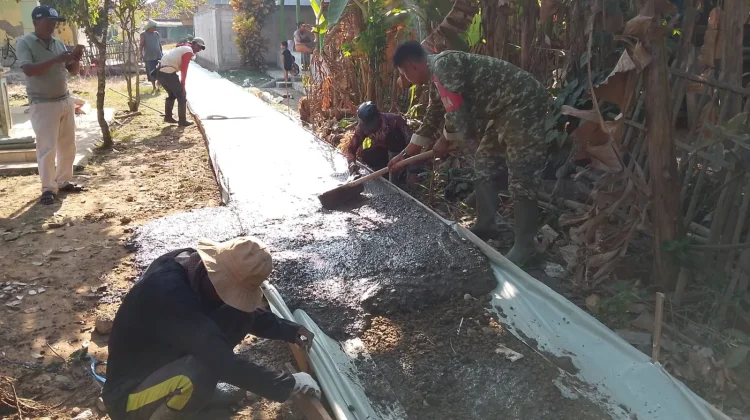 Babinsa Koramil Pabuaran Bersama Warga Rancamulya, Gotong royong Cor Jalan Desa