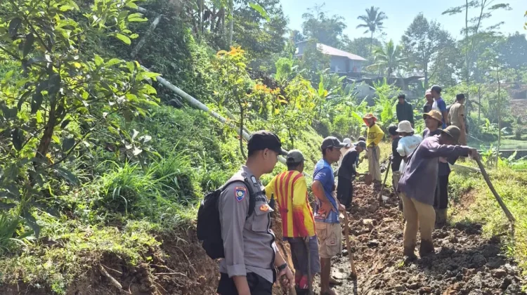 Longsor di Banjarwangi Jebol Saluran Irigasi