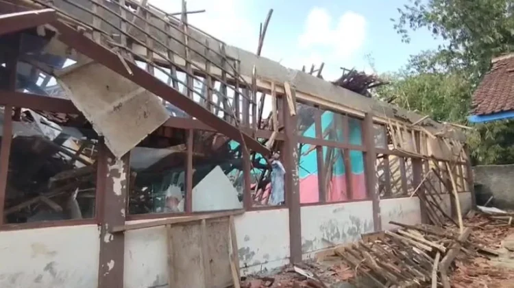 Ruang Kelas SMPN 1 Bantarkalong Tasikmalaya Ambruk