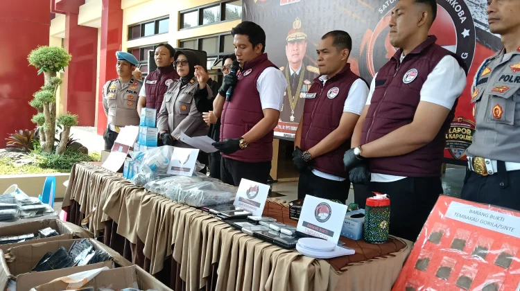 Satres Narkoba Polresta Bandung Bongkar Gudang Penyimpanan Obat Ilegal