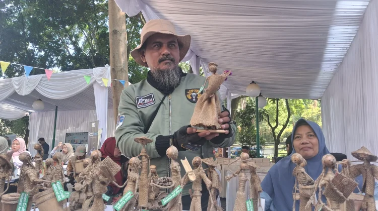 Pengrajin Goni di Kota Bandung Sulap Karung Bekas Jadi Karya Seni Bernilai Ekonomi