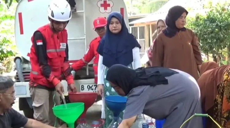 Dampak Kemarau, Warga Babakan Nangleng Cibeber Cianjur Terima Air Bersih