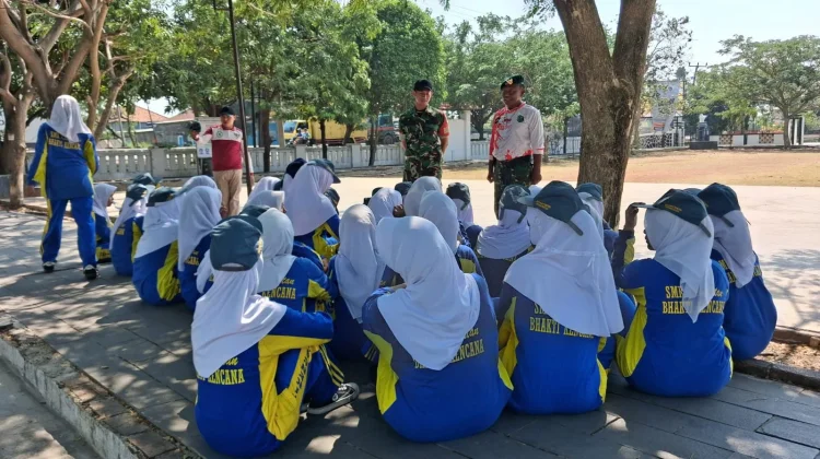 Babinsa Koramil Pamanukan, dan Pembina,Latih Paskibra jelang HUT RI Ke-81