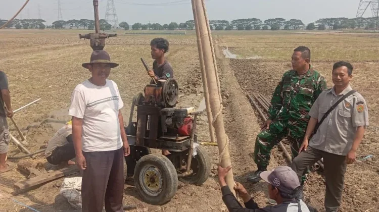 Atasi Kekeringan, Koramil 0511/Pusakanagara Kawal Pengeboran Sumur Satelit