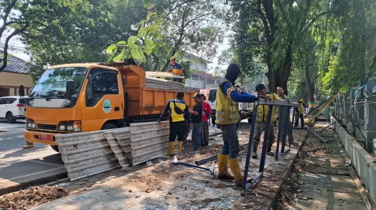 Satpol PP Kota Bandung Tertibkan 36 PKL dan Bangunan Liar di Jalan Rajiman