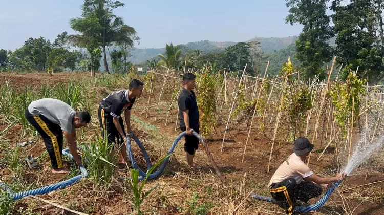Cegah Gagal Panen, Polda Jabar Bangun Sumur Bor dan Distribusikan Air