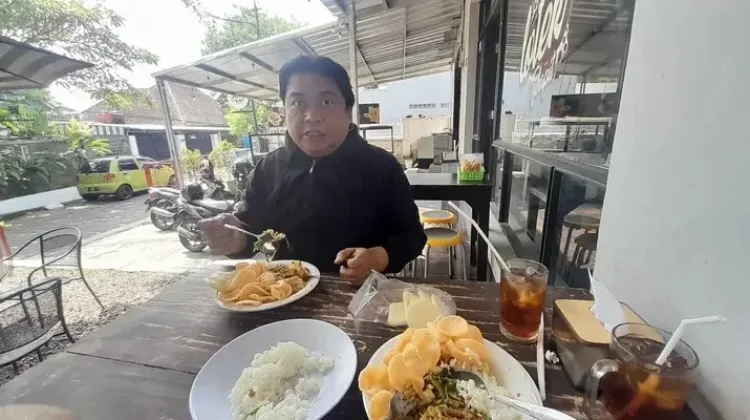 Lotek Tjihapit Legendaris Bandung Tetap Lezat Lintas Tiga Generasi