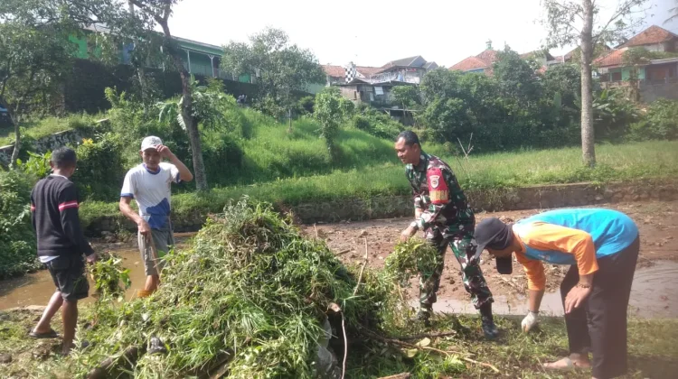 Babinsa Koramil Jalancagak, bersama warga Tambakan, Gotong royong bersihkan Air