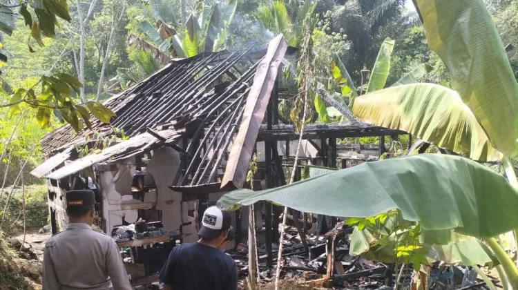 Diduga Korsleting Listrik Rumah Panggung Ludes Terbakar