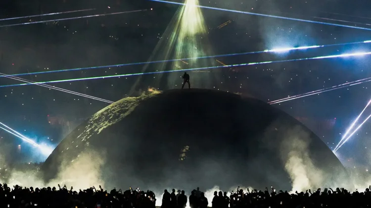 Ye Bawa Panggung Globe ke Konser Jakarta