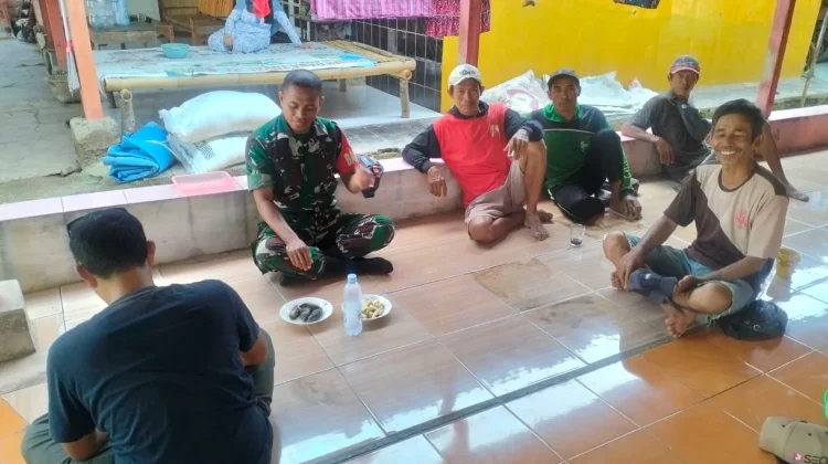 Ngobrol Santai di Teras Warga, Cara Babinsa Koramil Pagaden Pererat Silaturahmi