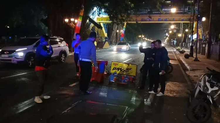 Pemotor Terluka Usai Tabrak Water Barrier Proyek Galian di Jalan Merdeka Bandung