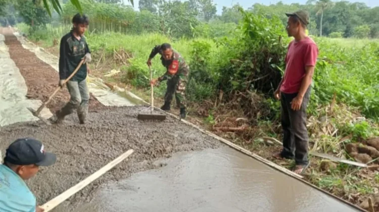 Babinsa Koramil 0503/Kalijati, Pastikan Pengecoran Jalan Desa Berjalan Lancar