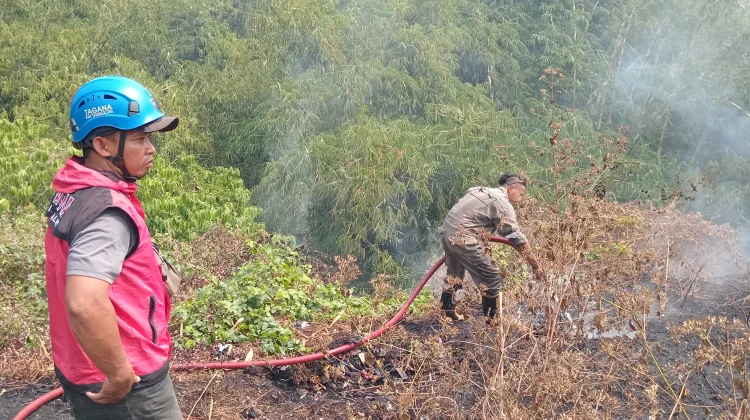 Tagana bersama Damkar Tasikmalaya Padamkan Kebakaran di Eks TPA Mangunreja