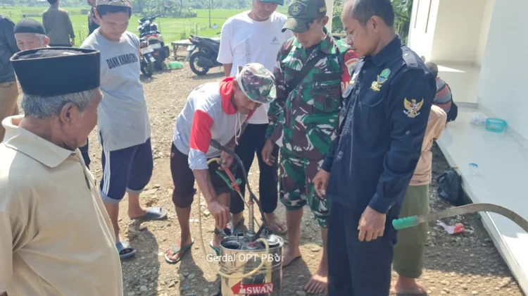 Dukung Ketahanan Pangan, Babinsa Koramil 0505/Subang Kendalikan Hama Bersama UPTD