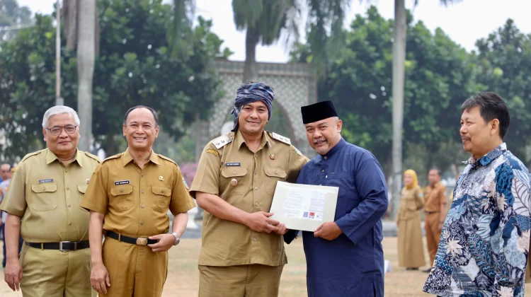 Serahkan SK Pensiun ASN, Diky Candra Ingatkan ASN Jabatan di Dunia Sementara