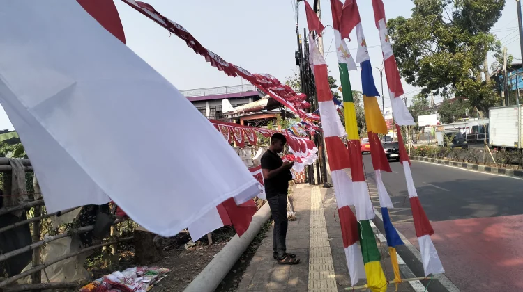 Omzet Pedagang Bendera di Lapak Menurun Dampak Online