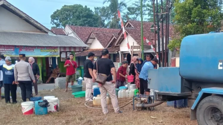 Tagana Kabupaten Tasikmalaya Distribusikan Air Bersih di Kecamatan Tanjungjaya