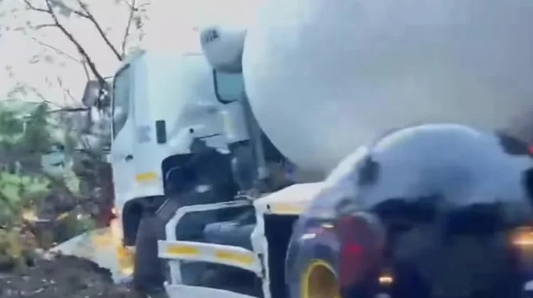Truk Molen Tabrak Pohon di Jalan Soekarno Hatta Bandung