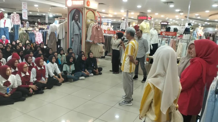 Dorong Layanan Inklusif, Ratusan Pramuniaga Asia Plaza Belajar Bahasa Isyarat