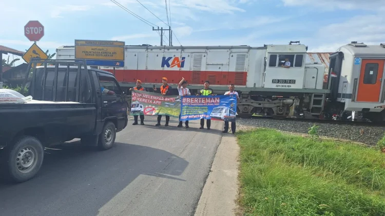 KAI Bandara Sosialisasikan Keselamatan di Perlintasan Kereta Sebidang