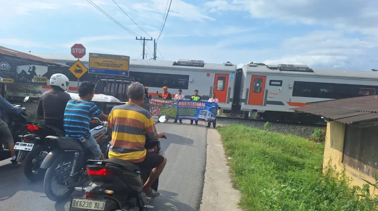 Sayangi Nyawa! Berhentilah di Lintasan Kereta Api Sebidang