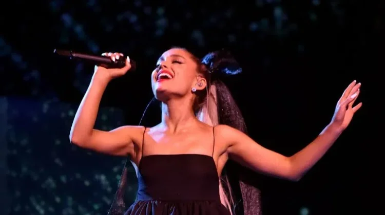 Ariana Grande Rehat setelah rangkaian tur "Eternal Sunshine"