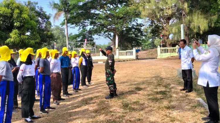 Babinsa Koramil 0508/Binong Tempa Disiplin Paskibra Kecamatan Binong