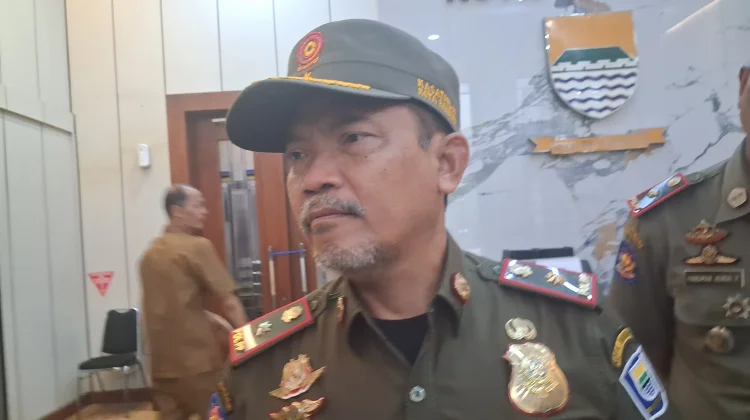 Satpol PP Kota Bandung Larang Pedagang Bendera Berjualan Di Trotoar