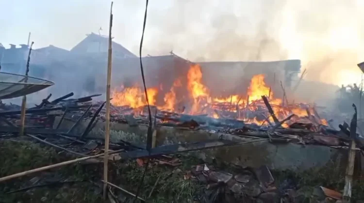 Belasan Rumah di Kampung Satron Kabupaten Tasikmalaya Terbakar