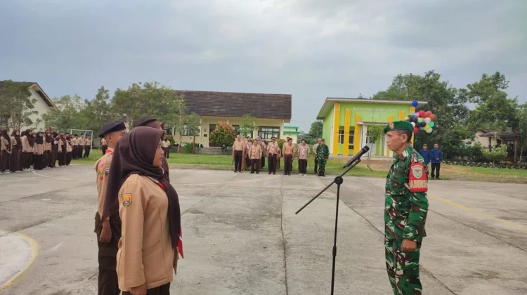 Bentuk Karakter, Babinsa Koramil Pusakanagara Latih 180 Siswa SMKN 1 Compreng