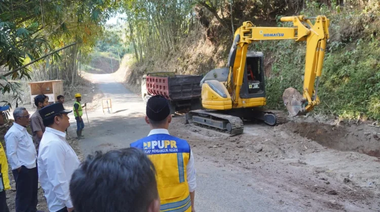 Didanai APBD Pemkab Awasi Rehabilitasi Jalan Limbangan-Selaawi