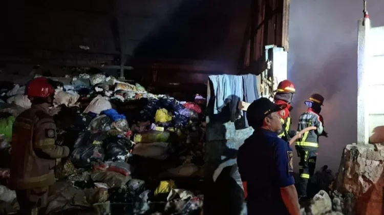 Gudang Rongsok di Cimahi Selatan Terbakar, Damkar Sigap Padamkan Api