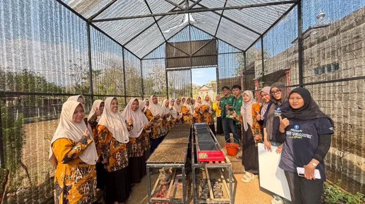 KKNT IPB Edukasi Semi Automatic Mist Sprayer Kepada Kelompok Wanita Tani