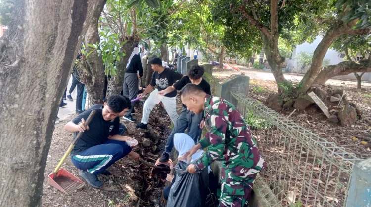 Kehadiran Babinsa Koramil Subang, Jadi Penyemangat Warga dan Pelajar saat Karbak