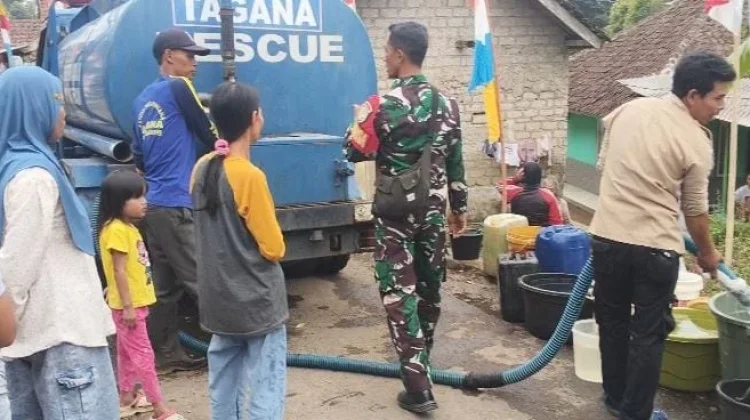 TNI dan Tagana di Subang Bersinergi Salurkan Ribuan Liter Air Bersih