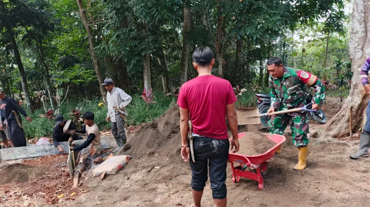 Karya Bakti TNI dan Warga Cor Jalan menuju Makam Eyang Bahureksa