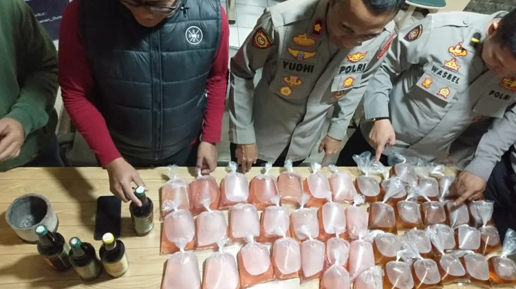 Puluhan Bungkus Minuman Keras Oplosan Disita Polsek Cimahi Selatan