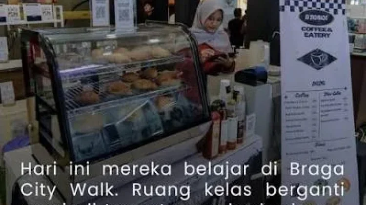Siswa SMKN 9 Bandung Praktik Barista, Langsung Layani Konsumen di Braga City Walk