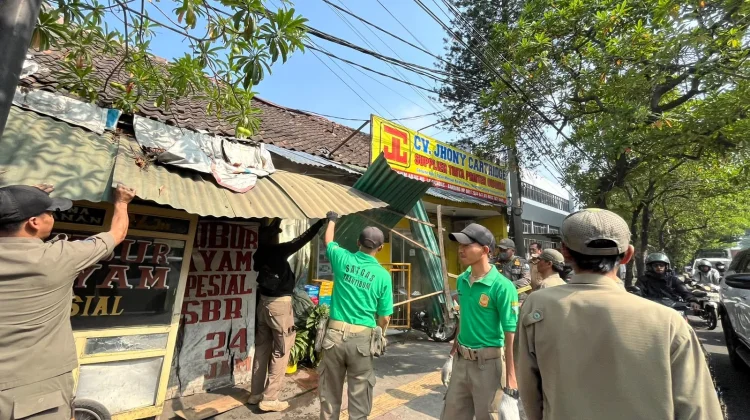 Sebanyak 57 Bangunan Liar di Jalan Ibrahim Adjie Ditertibkan