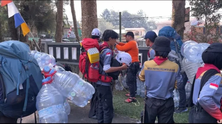 Petugas Bersama Relawan dan Masyarakat Bersiaga di Gunung Gede Pangrango