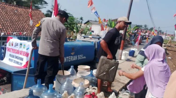 Tagana dan Polsek Singaparna Distribusikan Air Bersih untuk Warga Pasirsalam