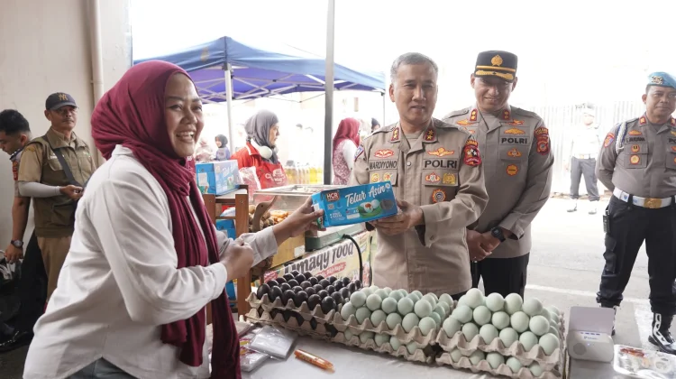 Warga Cimahi Serbu Gerakan Pangan Murah di Mapolres, Beras dan Minyak Jadi Buruan