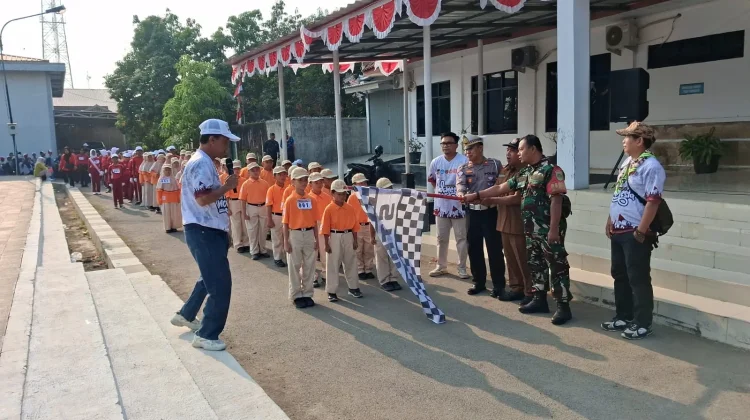 Babinsa Koramil 0509/Pamanukan, Lepas Peserta Gerak Jalan Santai HUT RI Ke-81
