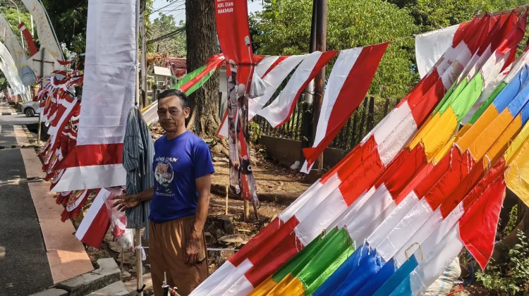 Pedagang Bendera di Subang, Keluhkan Sepi Pembeli, Penjualan Turun 50 Persen