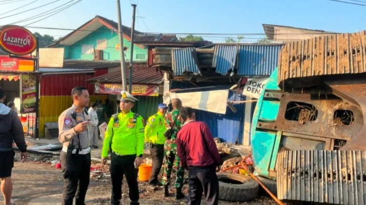 Truk Angkut Beko Tabrak Pickup, Dua Orang Tewas